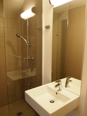Douche, sĂšche-cheveux, serviettes fournies, savon