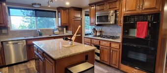 Mountain cabin retreat fenced yard game room easy parking