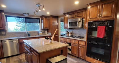 Mountain cabin retreat fenced yard game room easy parking