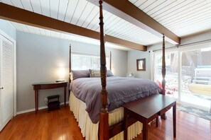 4 bedrooms, desk, iron/ironing board, travel crib