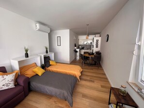 2 bedrooms, internet, bed sheets