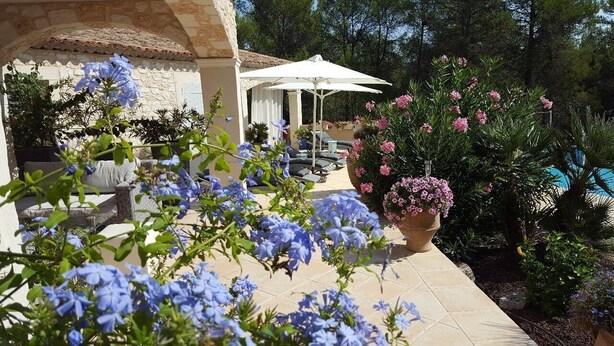 A patio with outdoor seating, a stone wall, and potted plants. - 2 apartments in a beautiful, quiet property between vineyards and the sea. Large swimming pool (LES ARCS)