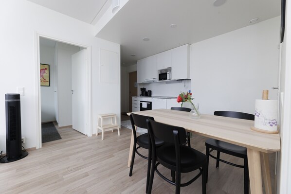 Standard-Apartment, 2 Schlafzimmer | Essbereich im Zimmer