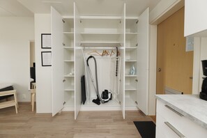 Standard-Apartment, 1 Schlafzimmer, Balkon | Schrank