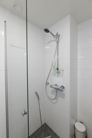 Departamento estándar, 1 habitación, balcón | Baño | Regadera, amenidades de baño gratuitas, secadora de cabello, bidet