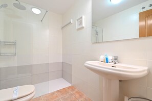 Combined shower/tub, bidet, towels - Aurora - Javea, Costa Blanca (Javea)
