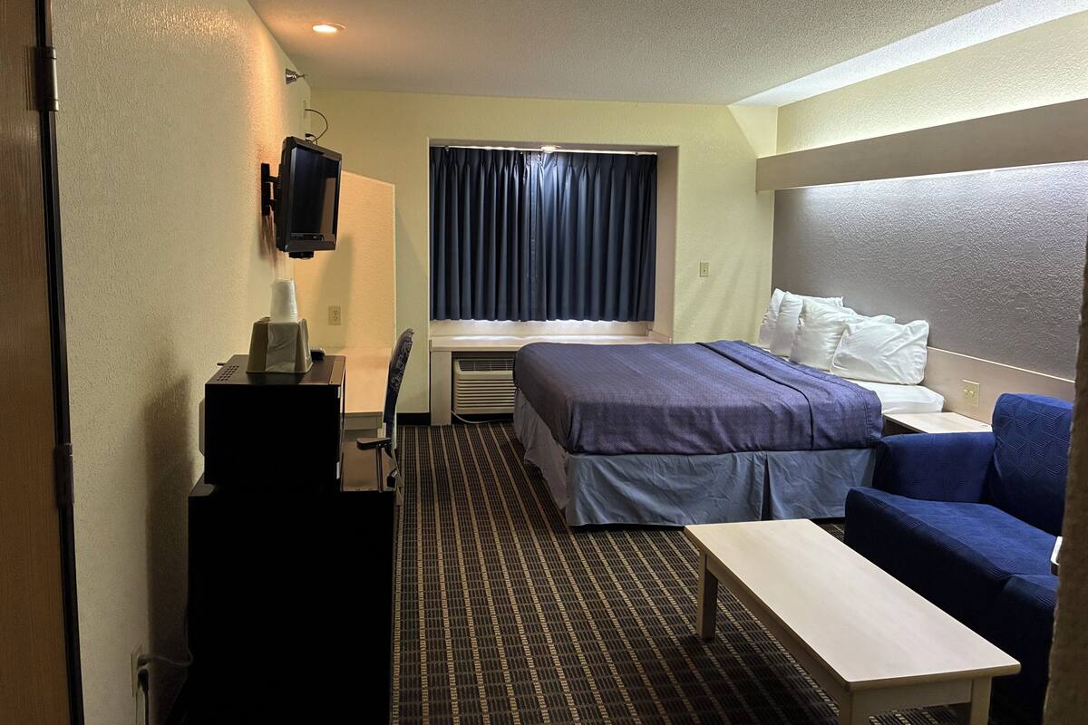 Deluxe Single Room | Iron/ironing board, WiFi (free), bed sheets