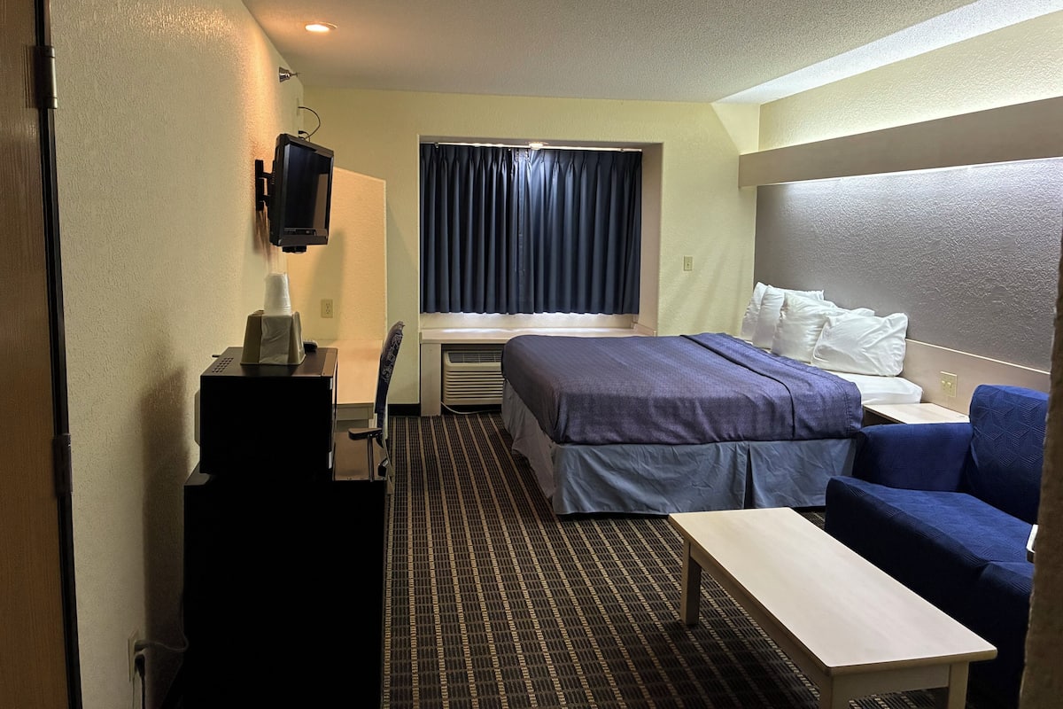 Deluxe Single Room | Iron/ironing board, WiFi (free), bed sheets