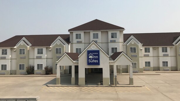 A hotel with a sign for 'Chadron Inn & Suites'.