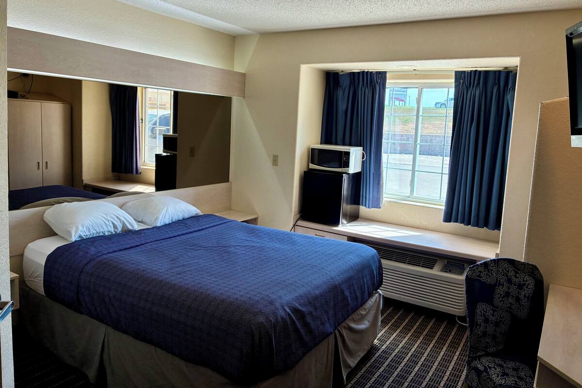 Basic Single Room | Iron/ironing board, WiFi (free), bed sheets