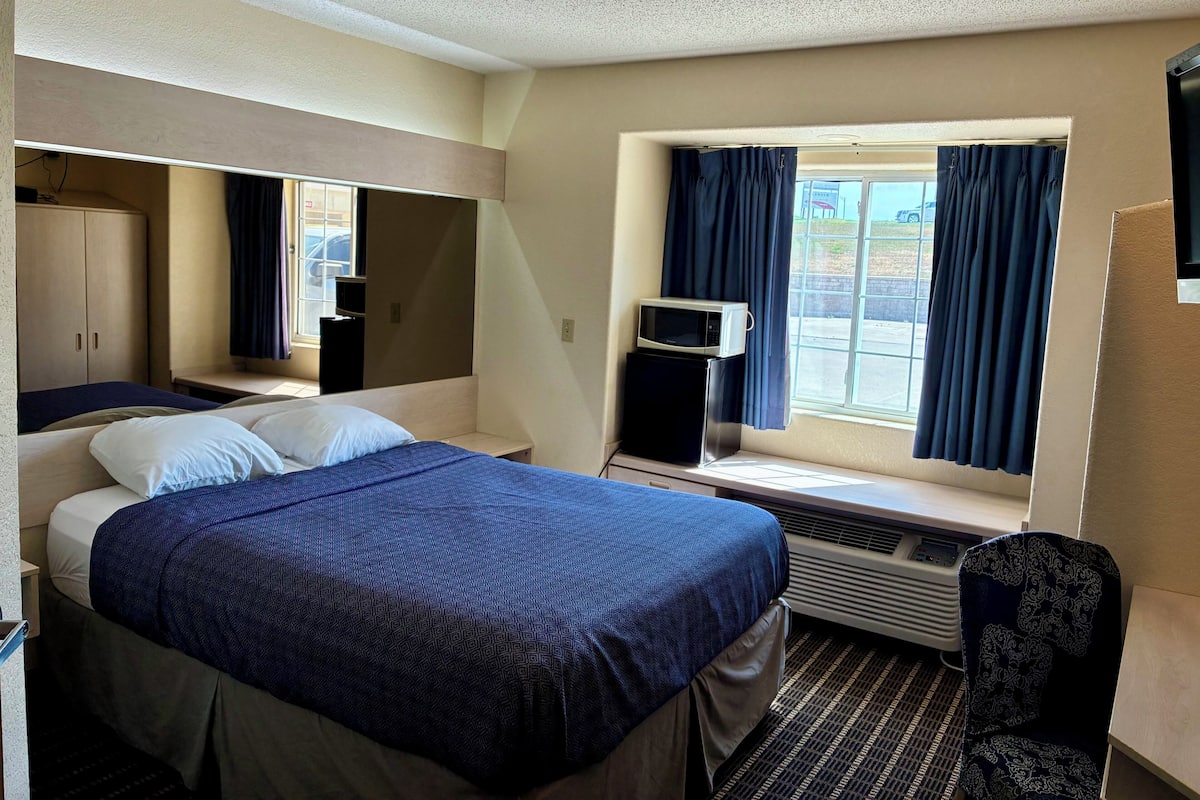 Basic Single Room | Iron/ironing board, WiFi (free), bed sheets