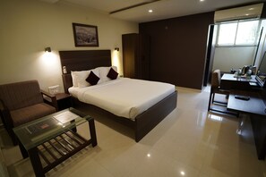 Egyptian cotton sheets, premium bedding, minibar, soundproofing - Metropolis Hotel (Hubli)