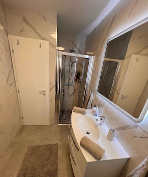 Shower, hair dryer, towels