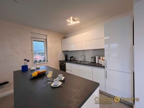 Kylskåp, ugn, spishäll och diskmaskin