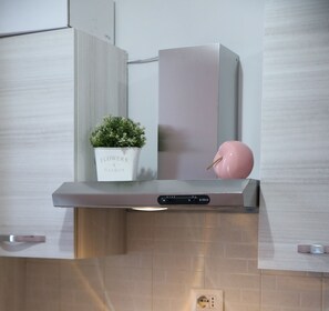 Réfrigérateur, four, plaque de cuisson, cafetière/bouilloire