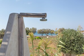 المنطقة المحيطة بالمنشأة