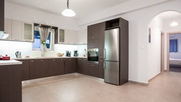 Coffee/tea maker, fridge, microwave, oven