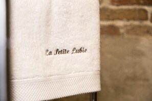 Bathtub, hair dryer, toilet paper - Charming B&B (Montchâlons)