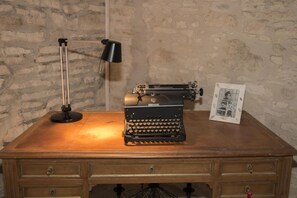 4 slaapkamers, een bureau, een strijkplank/strijkijzer, reisbedje