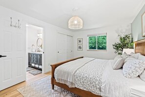 4 bedrooms, desk, iron/ironing board, travel crib