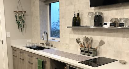 Gorgeous new, 1 bd luxury apt, offering stunning views of the mountains and bay