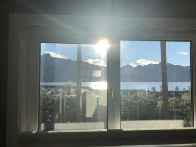 Gorgeous new, 1 bd luxury  apt, offering stunning views of the mountains and bay