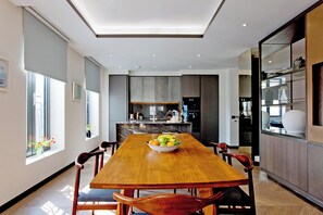 Dining - 3-bed Deluxe 517 (London)