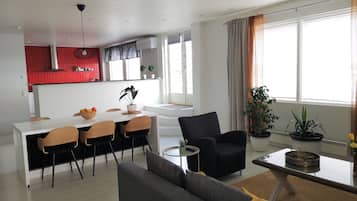 Penthouse | Área de sala de estar | Televisión