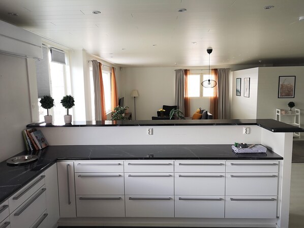 Penthouse | Privékeuken | Een waterkoker, een broodrooster, een kinderstoel