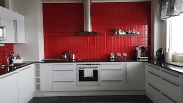 Penthouse | Bếp riêng | Ấm điện, lò nướng bánh mì, ghế cao cho trẻ em