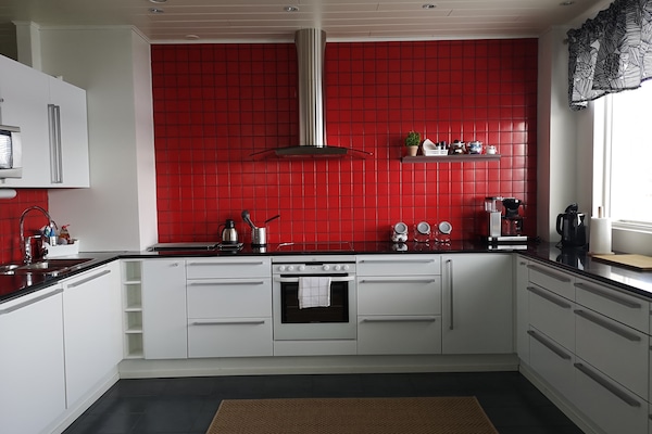 Penthouse | Dapur peribadi | Cerek elektrik, pembakar roti, kerusi tinggi