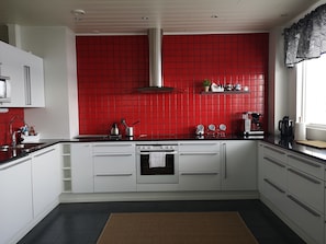 Penthouse | Privékeuken | Een waterkoker, een broodrooster, een kinderstoel