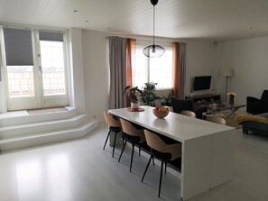 Penthouse | Makan di kamar