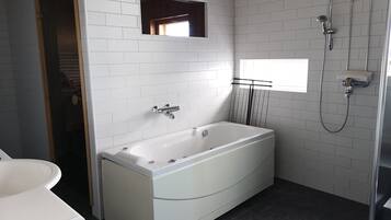 Penthouse | Jetted tub