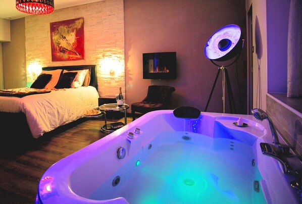 1 bedroom, free WiFi, bed sheets - Romantic Suite & Spa (Dijon)