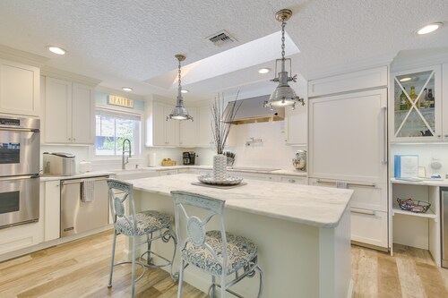 Luxe Jupiter Home w/ Pool House, Near Golf & Beach