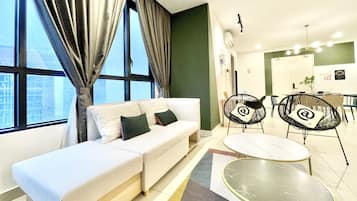 Apartament familiar, 3 dormitoris, vistes a la ciutat | Sala d'estar | Televisor intel·ligent de 45 polzades amb canals per cable i televisor