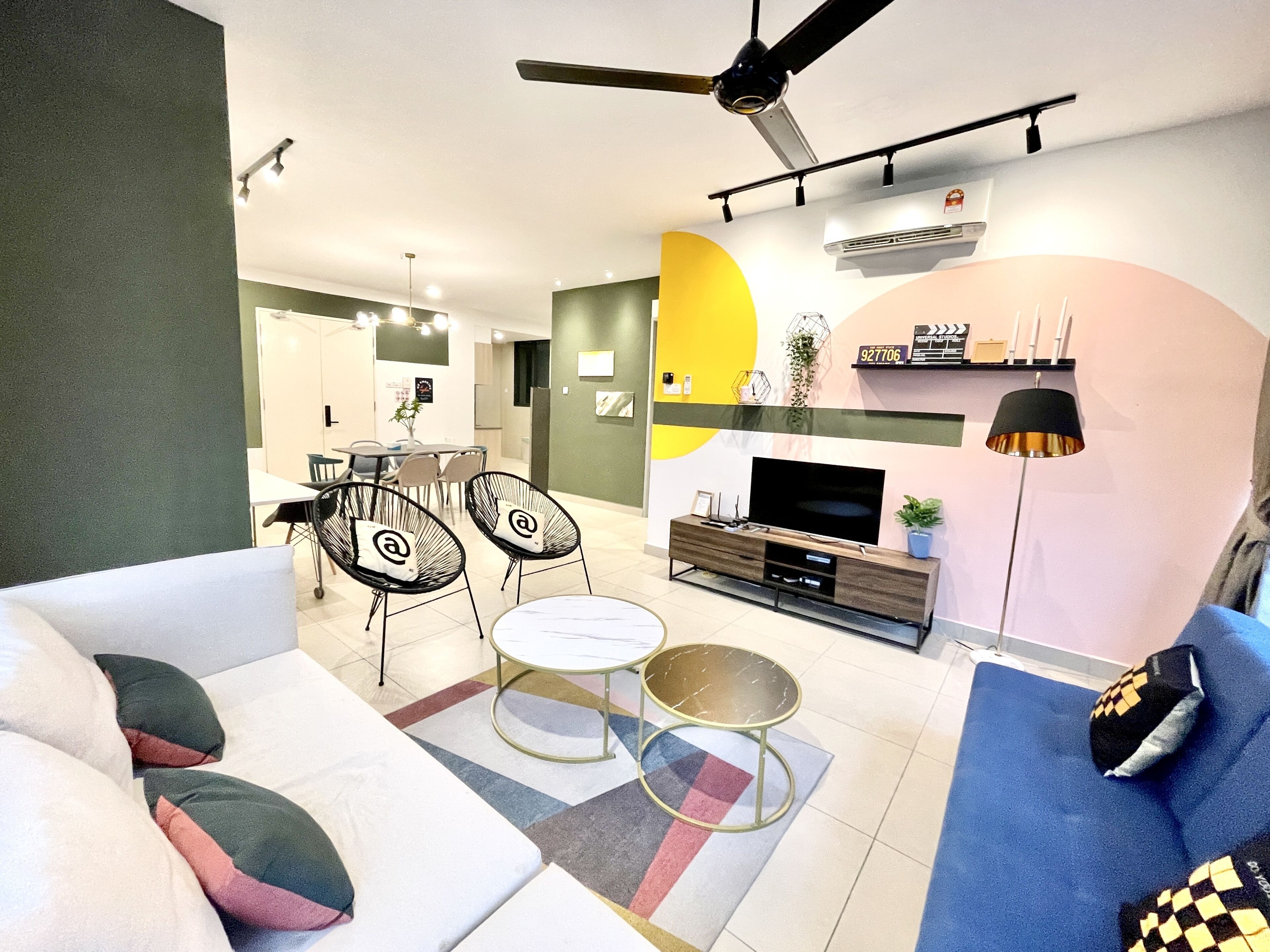 Familie appartement, 3 slaapkamers, uitzicht op de stad | Woonkamer | Een 45-inch smart-tv met kabelzenders en televisie