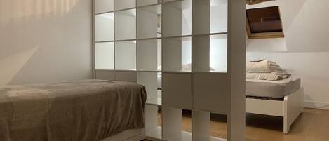 4 soverom, skrivebord, strykejern/-brett og reiseseng for barn