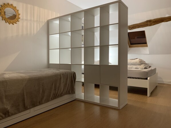 4 chambres, bureau, fer et planche à repasser, lit parapluie