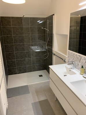 Bathtub, hair dryer, toilet paper - Gîte le Cœur de Givry, in Burgundy (Givry)