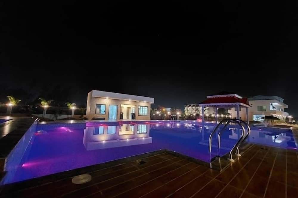 Llyods Beach Resort