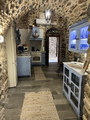 Kjøleskap, mikrobølgeovn, ovn og kokeplater