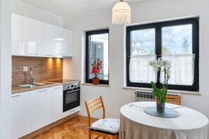 Kühlschrank, Mikrowelle, Ofen, Geschirrspüler