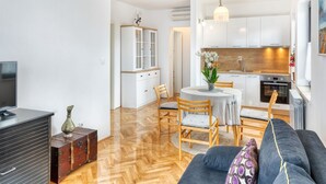 A modern apartment with a dining area, kitchen, and living room. - House Viola (Pula)