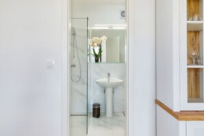 Dusche, Haartrockner, Bidet, Handtücher