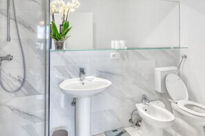 Douche, séchoir à cheveux, bidet, serviettes fournies