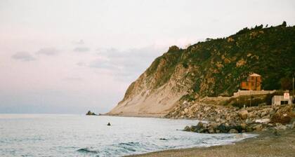 Villa with Pool, Pets & WiFi