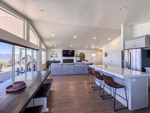Smart TV, fireplace