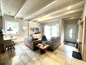 Smart-tv, böcker och en stereo